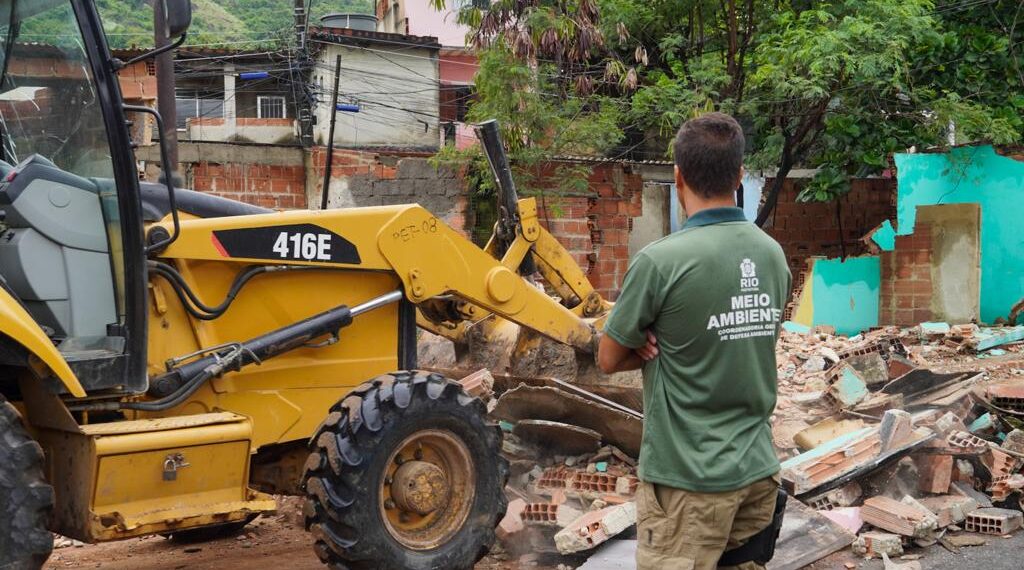Ação para demolição de construções irregulares em Realengo - Divulgação
