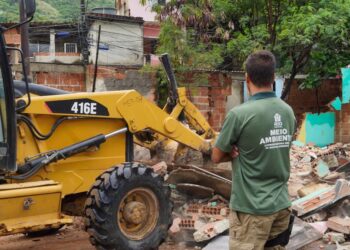 Operação derruba 57 construções irregulares às margens do Rio Catarino, em Realengo