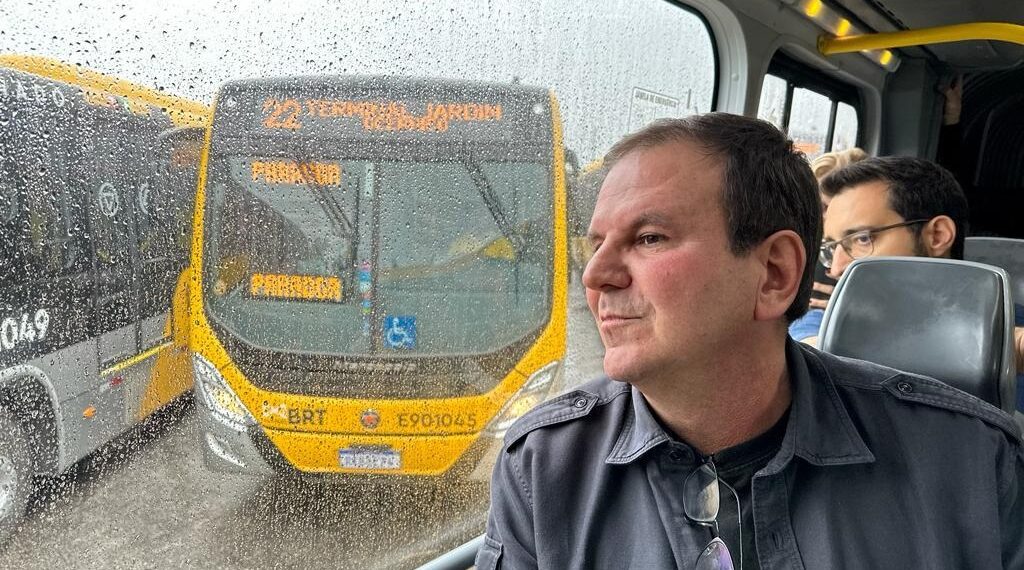 Prefeito Eduardo Paes anda no novo BRT