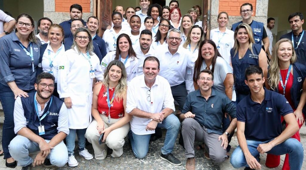 Prefeito Eduardo Paes e servidores na inauguração do Centro de Vacinação.