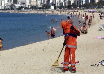 Comlurb remove 610 toneladas de lixo da orla em fim de semana de sol e praia cheia