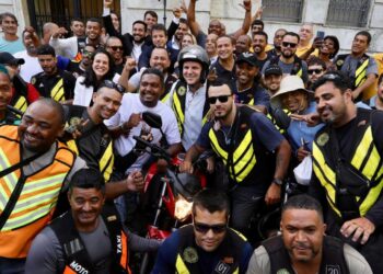 Paes lança o aplicativo Moto.Rio