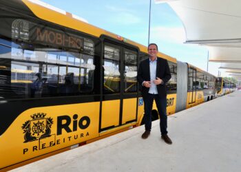 Paes entrega mais 110 novos ônibus do BRT, Transcarioca tem frota 100% renovada