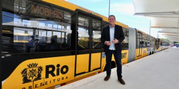 Paes entrega mais 110 novos ônibus do BRT, Transcarioca tem frota 100% renovada
