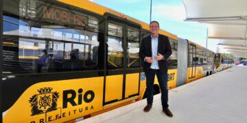 Paes entrega mais 110 novos ônibus do BRT, Transcarioca tem frota 100% renovada