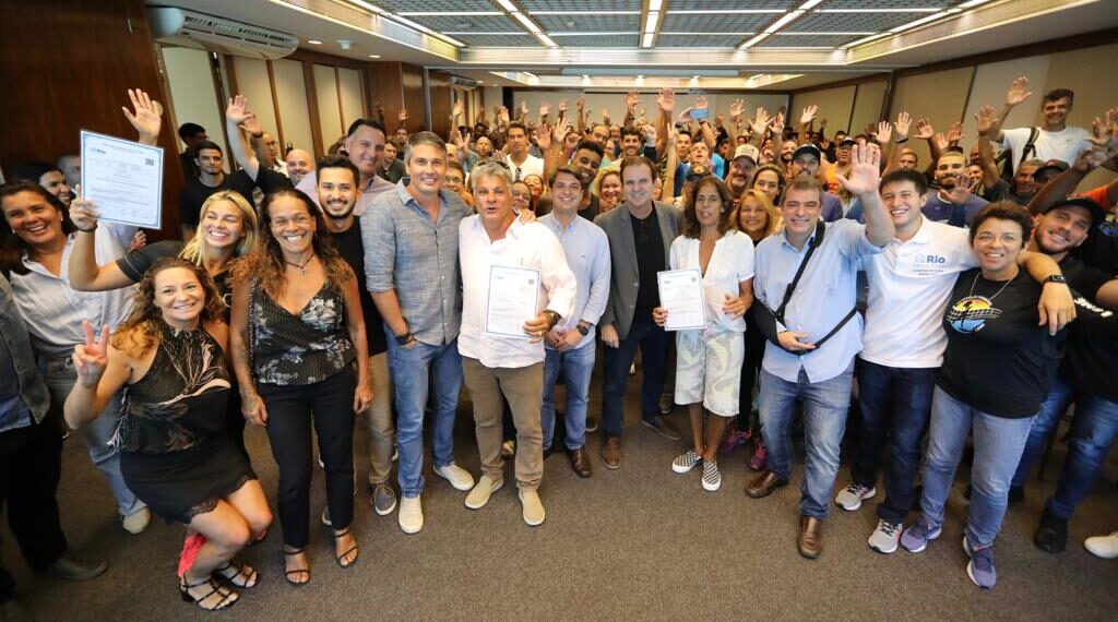 O prefeito Eduardo Paes entregou alvarás para a prática de esportes ao ar livre.