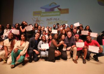 Paes participa da formatura da primeira turma do Pacto pela Juventude