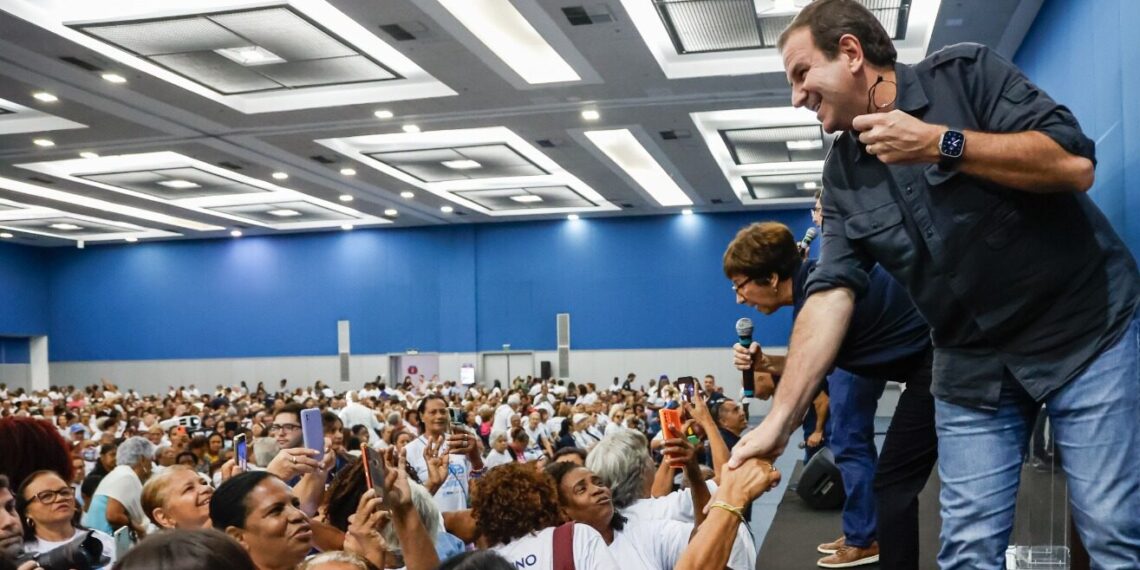 Prefeito Eduardo Paes no encontro com professores e alunos do Programa Academia Carioca.