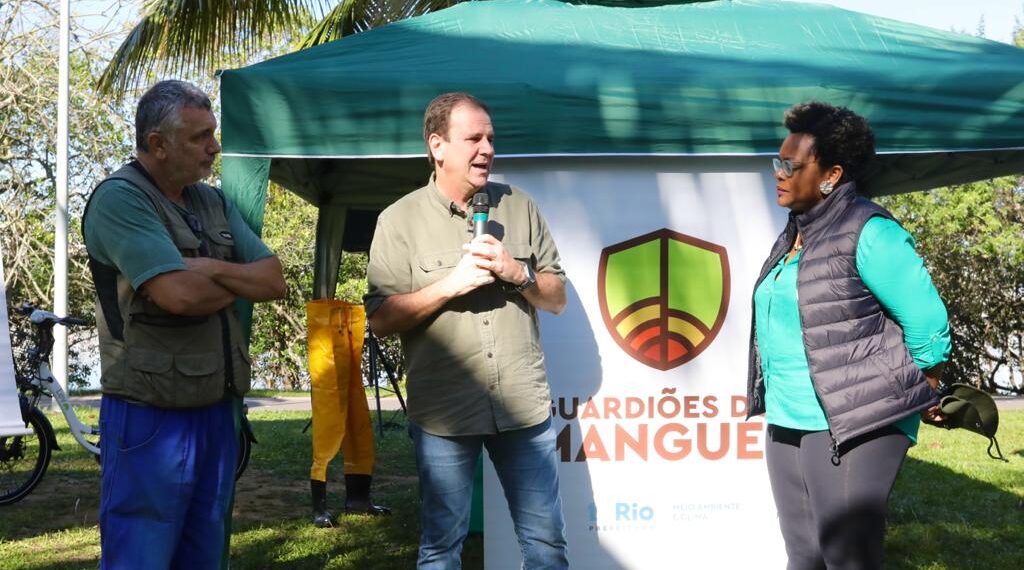 Prefeito Eduardo Paes discursando no lançamento do programa Guardiões dos Mangues.