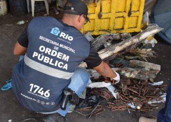 Prefeitura apreende 155 quilos de cobre e uma arma em ferro-velho clandestino na Penha