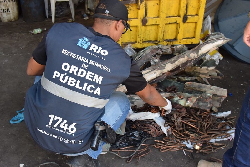 (Foram apreendidos mais de 150 quilos de cobre no ferro-velho | Fábio Costa/Prefeitura do Rio)