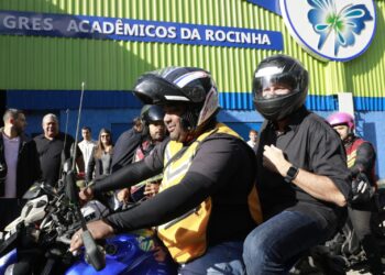 Paes faz a primeira corrida com o aplicativo Moto.Rio
