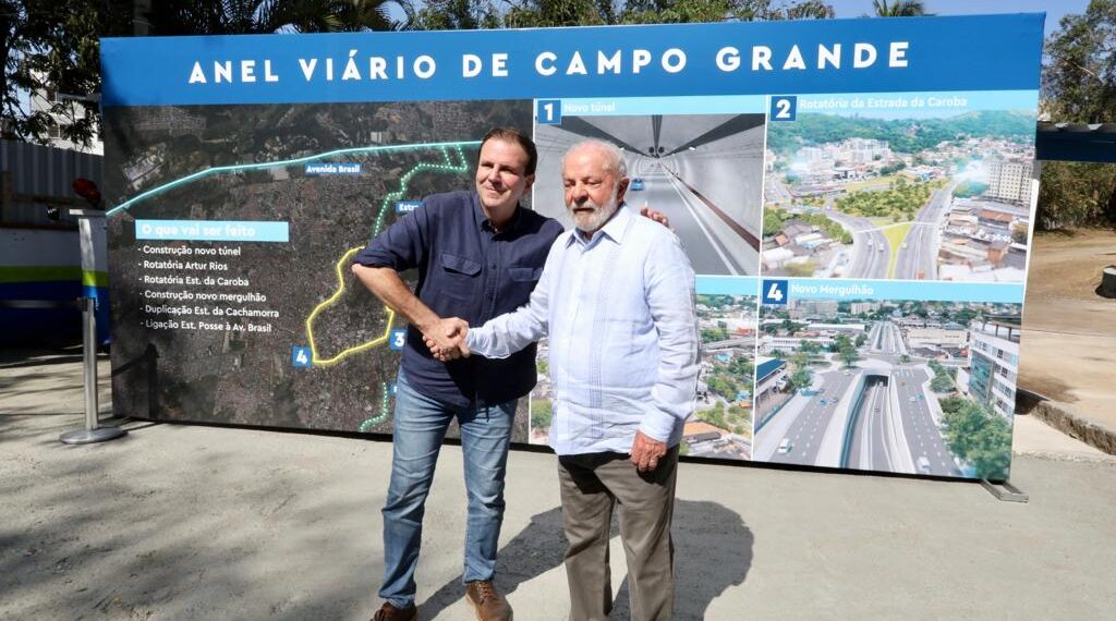 Eduardo Paes e Lula celebrando acordo que irá melhorar a mobilidade urbana do maior bairro do país.