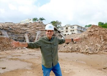 Paes realiza implosão dos prédios da antiga Universidade Gama Filho