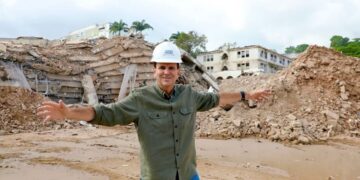 Paes realiza implosão dos prédios da antiga Universidade Gama Filho