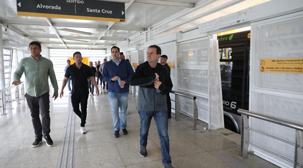 Prefeito Eduardo Paes na entrega da nova Transoeste