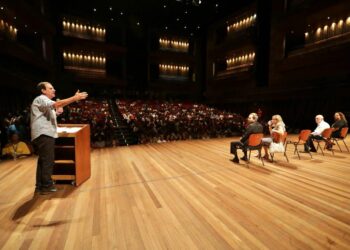 Paes empossa novos conselheiros tutelares do município em cerimônia na Cidade das Artes