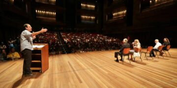 Paes empossa novos conselheiros tutelares do município em cerimônia na Cidade das Artes