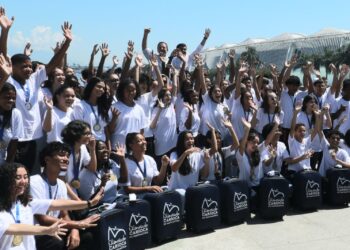 Paes entrega kits de viagem aos alunos vencedores da Olimpíada de Matemática que vão à Disney e à Nasa