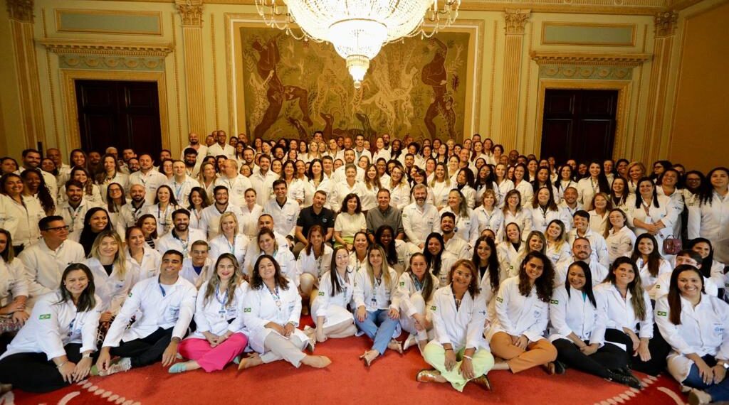 Prefeito Eduardo Paes com os novos médicos que atenderão a população da cidade do Rio de Janeiro.