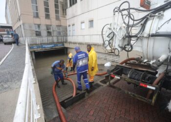 Prefeitura do Rio monta pontos de apoio para a população atingida pelas chuvas e libera Avenida Brasil ao tráfego