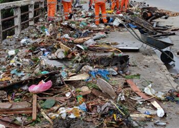 Comlurb mobiliza cerca de 1.500 garis para agilizar a limpeza após as fortes chuvas