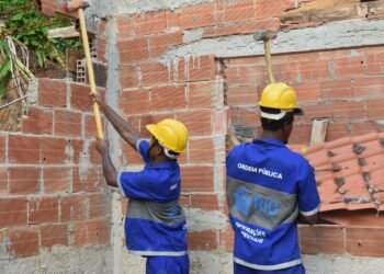 SEOP realiza demolição de dois prédios irregulares na Rocinha