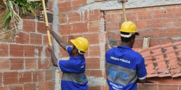 SEOP realiza demolição de dois prédios irregulares na Rocinha
