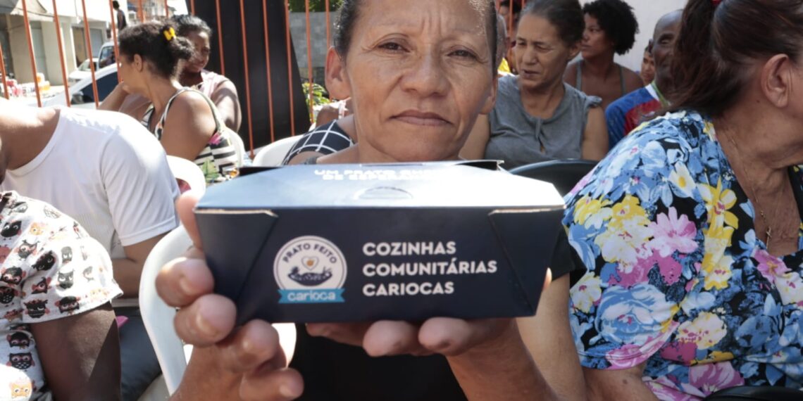 A catadora de latinhas Inês dos Santos é uma das beneficiadas com a nova cozinha comunitária da Maré - Roberto Moreyra/SMTE