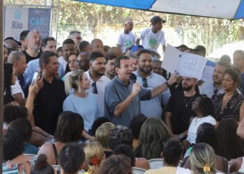 Eduardo Paes lança projeto Casa Carioca no Complexo do Lins