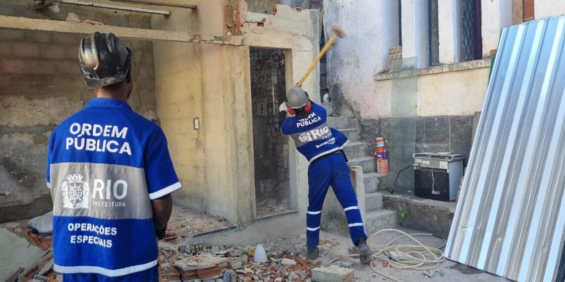 Demolição de puxadinho irregular em Copacabana - Prefeitura do Rio