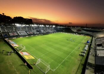 Paes sanciona lei que viabiliza reforma de São Januário