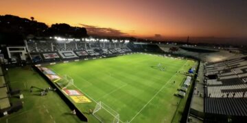 Paes sanciona lei que viabiliza reforma de São Januário