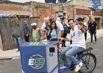 Eduardo Paes faz caminhada em Santa Cruz, bairro que recebeu mais de R$ 645 milhões em investimentos na atual gestão