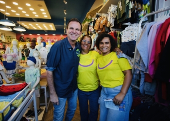 Paes faz caminhada pelo Centro Comercial da Freguesia e reafirma o compromisso com novos investimentos na região