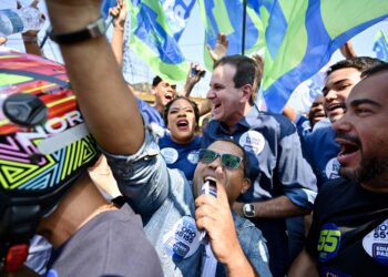 Eduardo Paes caminha na comunidade do Batan, em Realengo, e anuncia a construção de um novo Super Centro de Saúde na Zona Oeste