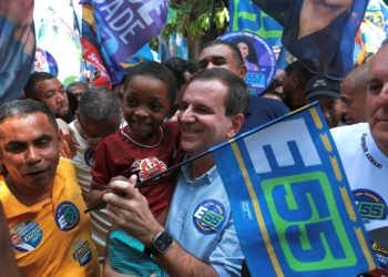 Eduardo Paes caminha pelo calçadão de Campo Grande e reafirma seu compromisso com novos investimentos na Zona Oeste