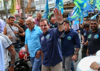 Paes faz caminhada no Saara e promete seguir com os investimentos na revitalização do Centro