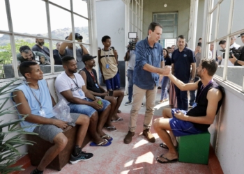 Eduardo Paes visita unidade do Seguir em Frente, em Cascadura, promete expandir o programa e criar sete mil novas vagas