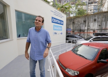 Eduardo Paes visita clínica da família na Rocinha e se compromete a fazer mais seis unidades na cidade