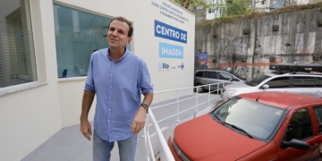 Eduardo Paes visita clínica da família na Rocinha e se compromete a fazer mais seis unidades na cidade