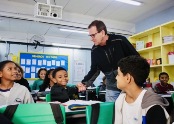 Paes visita escola em Santa Cruz e garante investimentos para tornar o Rio campeão brasileiro no Ideb