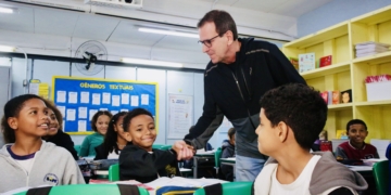 Paes visita escola em Santa Cruz e garante investimentos para tornar o Rio campeão brasileiro no Ideb