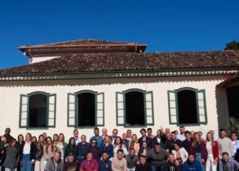 Eduardo Paes visita granja em São José do Vale do Rio Preto, se reúne com lideranças locais e recebe título de cidadania em Teresópolis