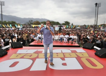 Lula e Eduardo Paes reúnem mais de 30 mil pessoas em ato de campanha no Estádio de Moça Bonita