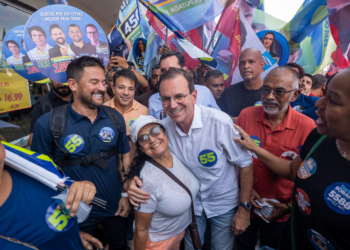 Eduardo Paes participa de caminhada na Taquara, Zona Sudoeste da cidade do Rio de Janeiro