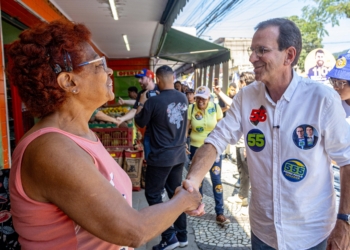 Eduardo Paes faz caminhadas e carreatas na Região Metropolitana e no interior do Estado ao lado de aliados